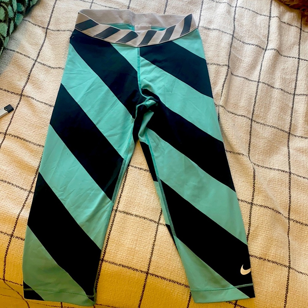 Nike dri-fit crop leggings. Like new condition!